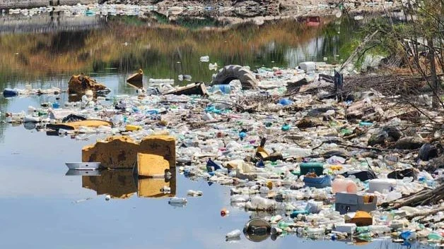 Convierten la calichera en depósito de basura