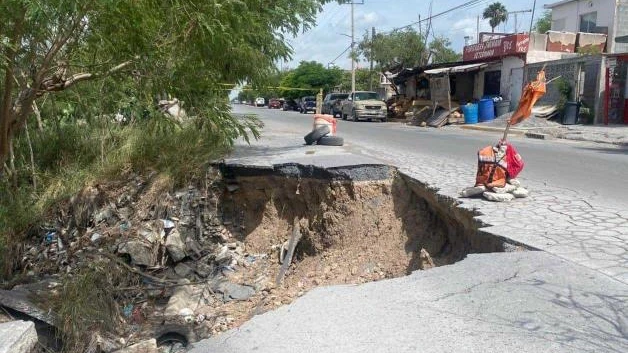 Cae automóvil en hueco, ignoran reparar socavón