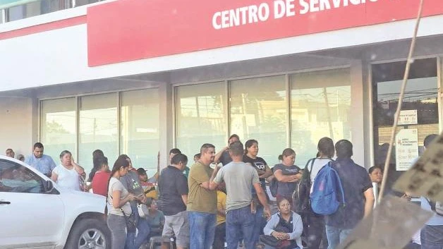 Hacen largas filas para realizar sus trámites ante el Infonavit