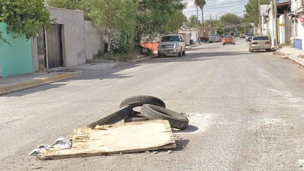 Con llantas y madera alertan de tapas en las alcantarillas