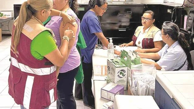 Acuden a vacunar en las maquiladoras