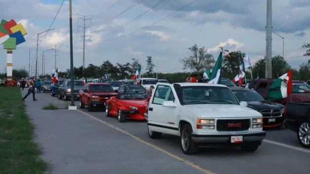 Celebran la Independencia con rodada automovilística