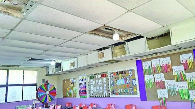 Se derrumban techos falsos de una escuela