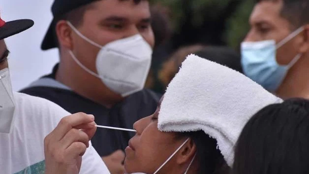 Caen casos de Covid-19, pero virus está al acecho