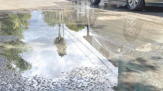 Fuga de aguas negras causa encharcamientos