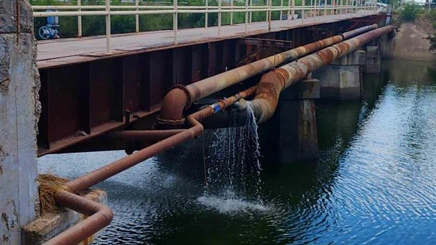 Dos fugas de agua por más de ...¡una década!