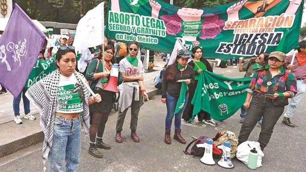 Activistas marchan por despenalizar aborto