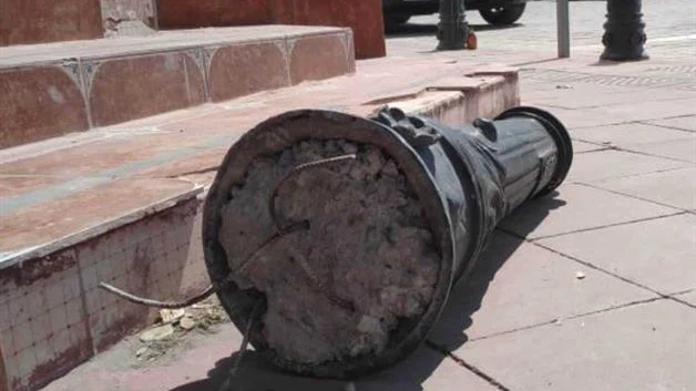 Los postes coloniales son víctimas del caos vial