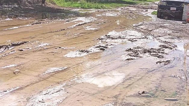 Destruyen las autoridades calle recién pavimentada