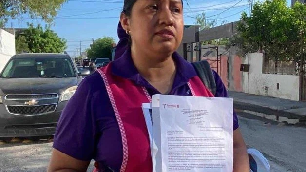 Protestan familias; piden reinstalar a la profesora