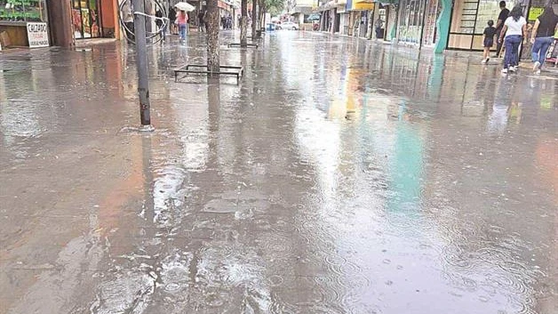 Demandan drenaje pluvial en la peatonal por lluvias