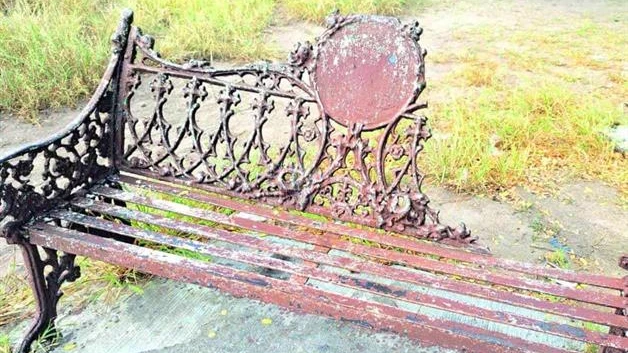 Urgen al municipio rescate las plazas en abandono total