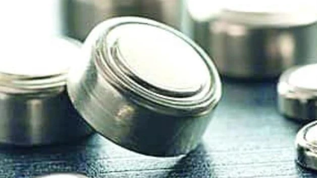 Muere niño al tragar una ´pila de botón´