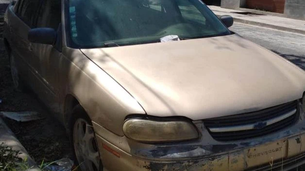 Convierten calles en cementerios de autos