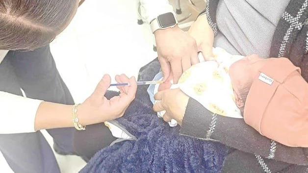 Reciben 30 niños la vacuna BCG en primer día de jornada