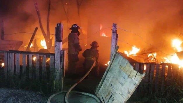 Incendio acaba con dos casas en Matamoros; hay tres heridos