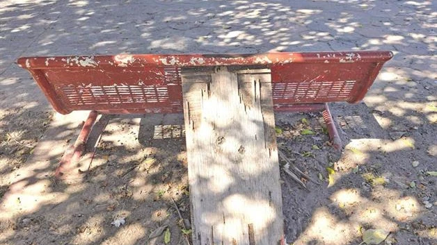 Plaza Norberto Treviño abandonada entre bancas rotas y juegos inservibles