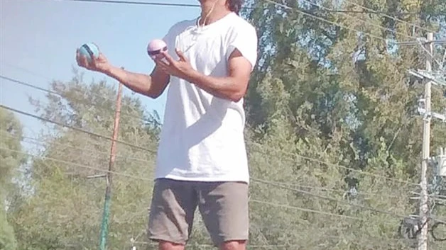 Consiguen su sustento entre malabares y parabrisas