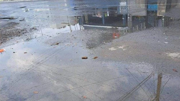 Fugas de agua limpia irritan a la ciudadanía