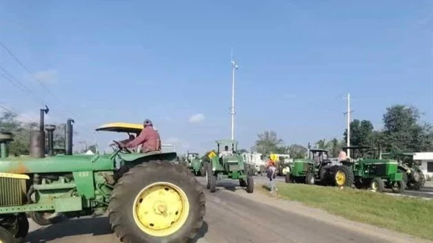 Productores agrícolas bloquean carreteras en Tamaulipas por cuarto día