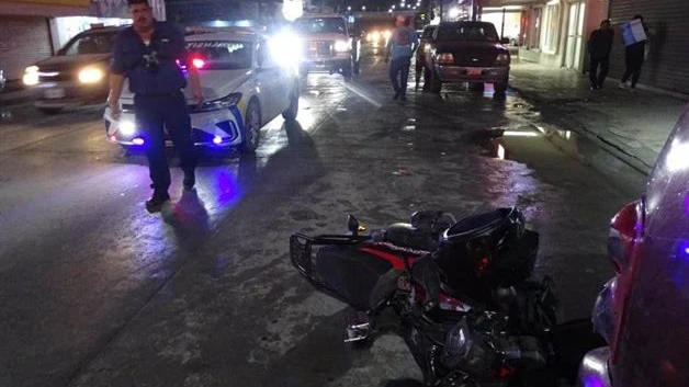 Derrapa jovencita en moto y embiste abuelito que cruzaba la calle en Río Bravo