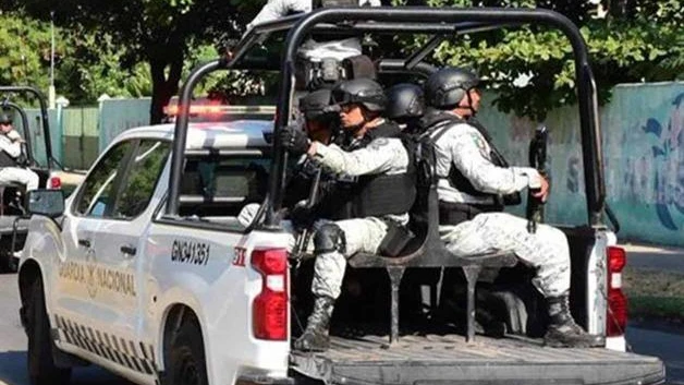 Aseguran en Díaz Ordaz tres vehículos con blindaje artesanal