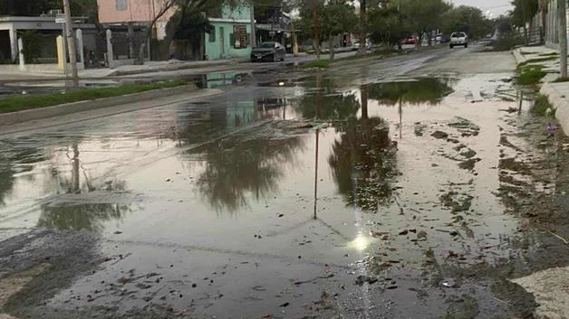 Denuncian cobros altos y reciben menos agua