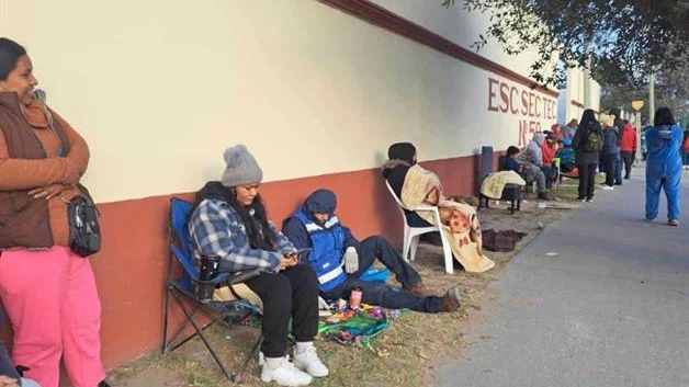 Duermen en escuelas por espacio para sus hijos