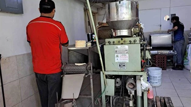 Sube precio de la tortilla; protestan obreros