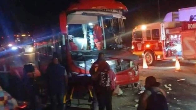 Trailer choca a camión con pacientes del IMSS