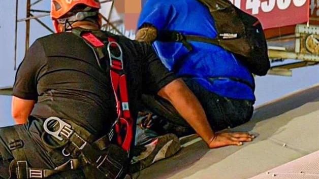 Rescatan a joven en crisis que intentó arrojarse de puente
