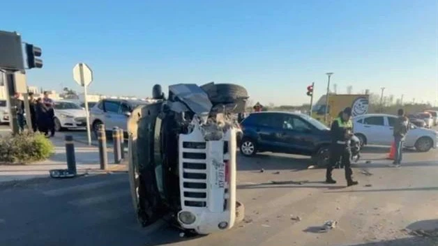 Choque y volcadura paralizan tráfico en Reynosa