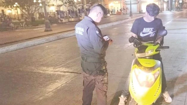 Multarán a los padres por menores en moto