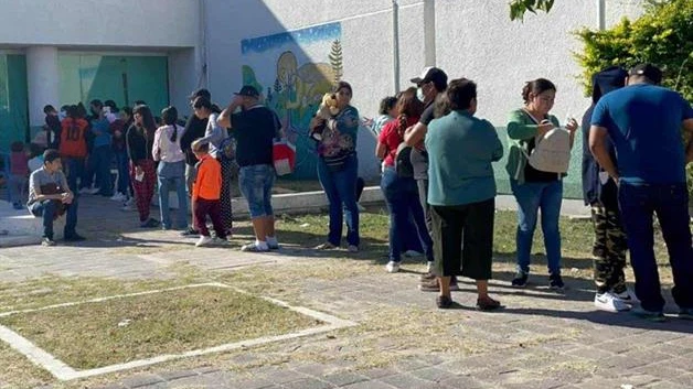 Hasta 4 horas en fila por vacuna