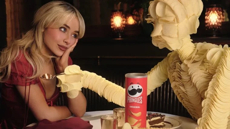 Sabrina Carpenter se une a Pringles en comercial para el Super Bowl