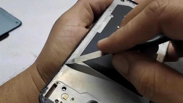 Alto costo de celulares, orilla a usuarios a reparar equipos