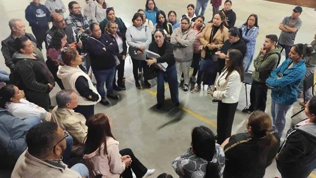 Disputan plantel 2 directoras