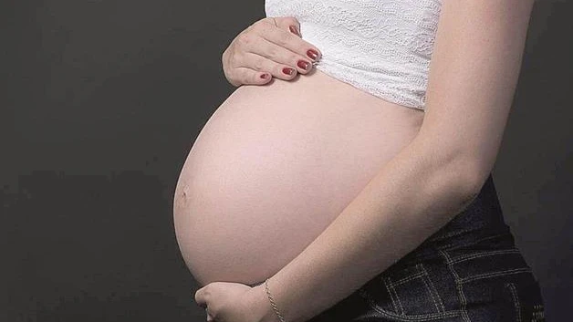 Hasta cinco años de prisión por abandono en embarazo