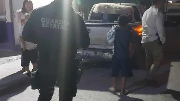 Encuentran a niño solo bajo la lluvia