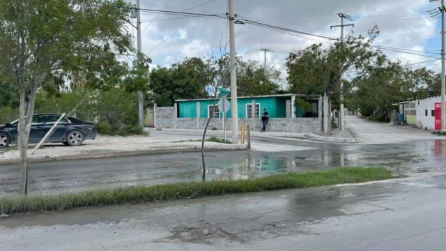 Denuncian afectaciones por fuga de aguas negras