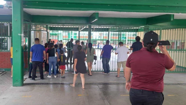 Apagones interrumpen clases en colonia Aztlán