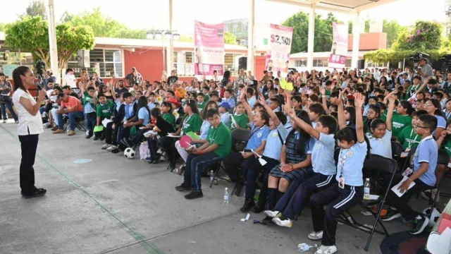 Lanza Sheinbaum beca de útiles y uniformes