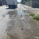 Exigen solución a brote aguas de una alcantarilla