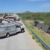 Vuelca camion de pasajeros en carretera de Sonora