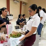 Hacen comida avícola con cáscara de camarón