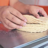 Caen ventas en tortillerías por nuevos hábitos