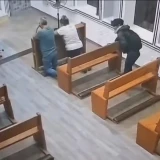 Roban bolso a feligresa al rezar en iglesia de Victoria