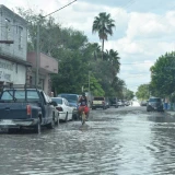 Se van los aguaceros, pero el agua no se va