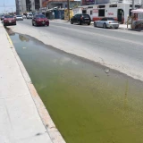 Aguas negras ahogan comercios en colonia