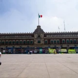 Blindan Palacio Nacional con vallas por el 2 de octubre